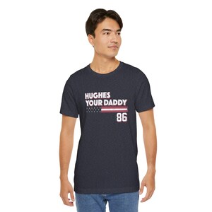 Camiseta Hughes Your Daddy, regalo para fanáticos del hockey de Jack Hughes, camiseta divertida para el día del juego, ropa de hockey imagen 12
