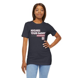 Camiseta Hughes Your Daddy, regalo para fanáticos del hockey de Jack Hughes, camiseta divertida para el día del juego, ropa de hockey imagen 11