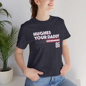Camiseta Hughes Your Daddy, regalo para fanáticos del hockey de Jack Hughes, camiseta divertida para el día del juego, ropa de hockey imagen 13