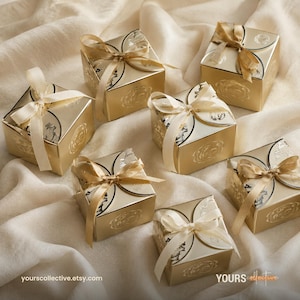 Op de afbeelding: Zes vierkante gouden geschenkdoosjes met een metallic afwerking, elk gestrikt met een crèmekleurig satijnen lint. De doosjes zijn voorzien van een cirkelvormig reliëfpatroon op de bovenkant en zijkanten. De tekst yours-collective.etsy.com is zichtbaar.