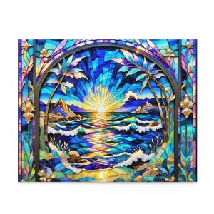 Può includere: Un puzzle in vetro colorato raffigurante un tramonto tropicale sull'oceano. L'opera presenta una vibrante tavolozza di blu, gialli e verdi, con palme e decorativi accenti dorati. Il puzzle è incorniciato con un bordo decorativo.