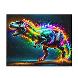 以下が含まれることがあります： 鮮やかなティラノサウルスレックスの恐竜が描かれたカラフルなジグソーパズル。 恐竜は、赤、オレンジ、黄色、緑、青などの色の虹でアクセントをつけた濃い青色の体で描かれています。 パズルは、連動するピースで構成されています。