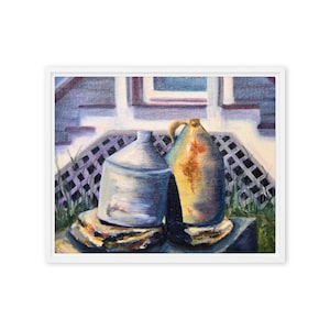 Puede incluir: Una pintura al óleo de dos jarras antiguas. Una es una jarra de metal plateado con tapa, y la otra es una jarra de cerámica amarilla y marrón con asa. Las jarras están sobre bases de piedra frente a un enrejado blanco.