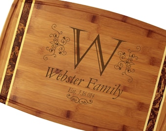 Planche à découper monogramme personnalisée 18"x11 » marbrée avec motif monogramme orné - Cadeau de mariage classique avec initiale et noms personnalisés