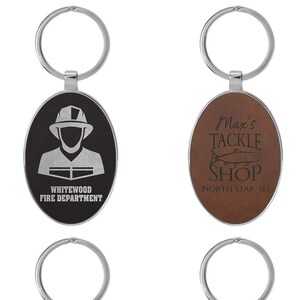 Personalisierter ovaler Leder- und Metall-Schlüsselanhänger - individuell graviertes Groomsman-Geschenk - Brautjungferngeschenk - Hochzeitsbevorzugung - Trauzeugengeschenk