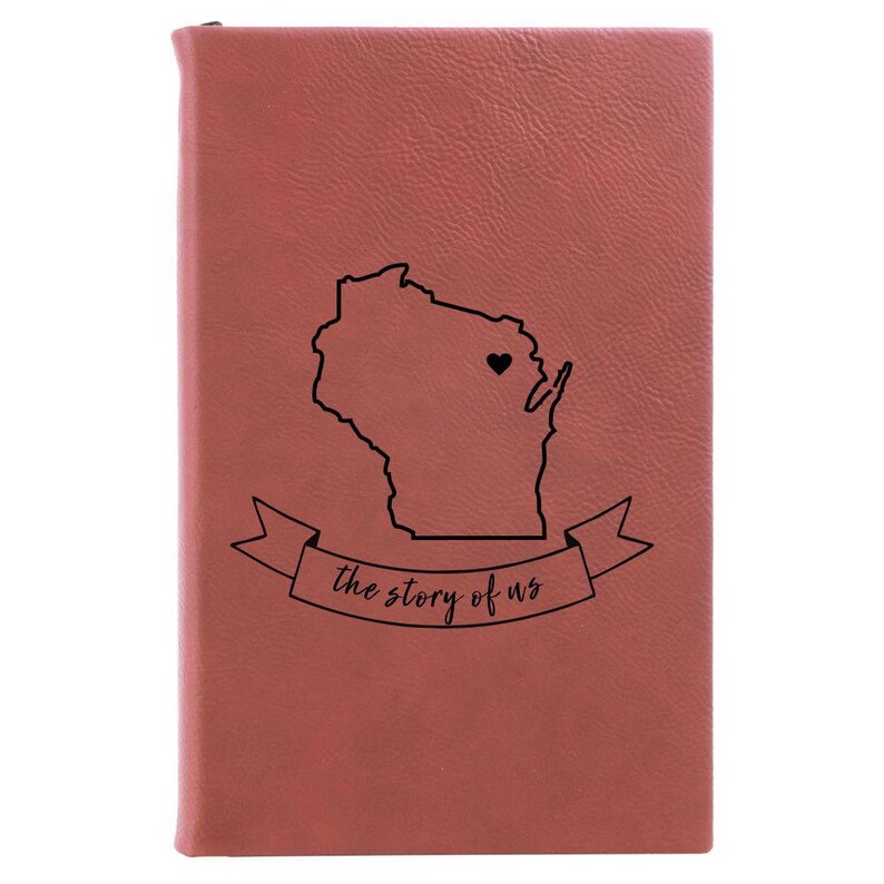 Peut inclure: Un journal en cuir rouge avec un contour noir de l'&eacute;tat du Wisconsin et un c&oelig;ur au centre. Le texte "the story of us" est &eacute;crit sur une banni&egrave;re sous l'&eacute;tat.