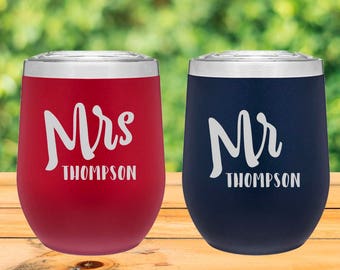Tazas personalizadas para parejas Mr and Mrs - Copas de vino aisladas de 12 oz con tapas - Vasos de vino para parejas - Regalo del día de San Valentín - Regalo de boda