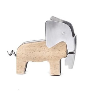 Puede incluir: Un abridor de botellas de madera con forma de elefante con un sacacorchos de metal plateado y un abridor de botellas.