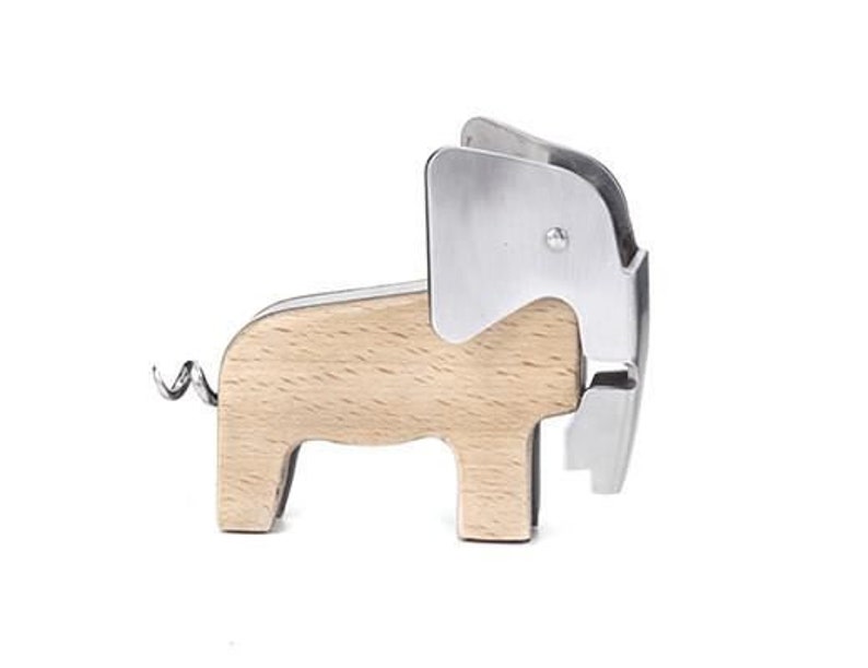 Puede incluir: Un abridor de botellas de madera con forma de elefante con un sacacorchos de metal plateado y un abridor de botellas.