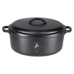 以下が含まれることがあります： 蓋とハンドルが付いた黒い鋳鉄製のダッチオーブン。鍋はマット仕上げで、前面にロゴが付いています。蓋には持ち上げやすいようにハンドルが付いています。シチュー、スープ、その他の料理の調理に最適です。
