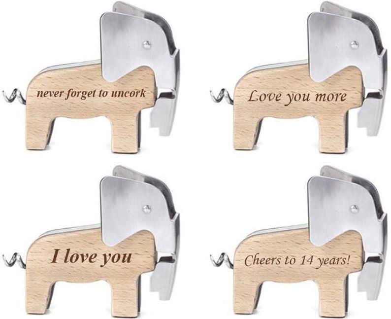 Puede incluir: Cuatro abridores de botellas de madera con forma de elefante con diferentes mensajes grabados: "never forget to uncork", "Love you more", "I love you" y "Cheers to 14 years!"