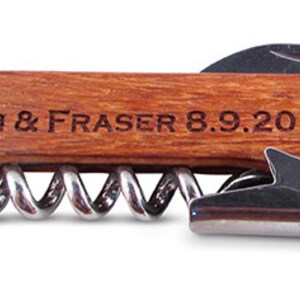 K&ouml;nnte beinhalten: Ein Flaschen&ouml;ffner aus Holz mit einem Korkenzieher, einem Flaschen&ouml;ffner und einem Messer. Der Griff ist mit "Erin & Fraser 8.9.2014" graviert.