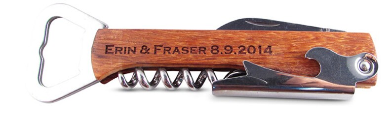 K&ouml;nnte beinhalten: Ein Flaschen&ouml;ffner aus Holz mit einem Korkenzieher, einem Flaschen&ouml;ffner und einem Messer. Der Griff ist mit "Erin & Fraser 8.9.2014" graviert.