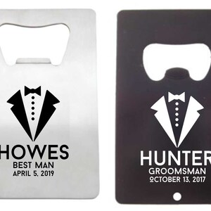 Apribottiglie con carta di credito Groomsman Tux Design personalizzato, bomboniera apribottiglie incisa, regalo groomsman, bomboniera personalizzata