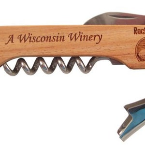 K&ouml;nnte beinhalten: Ein Flaschen&ouml;ffner aus Holz mit Korkenzieher, Flaschen&ouml;ffner und Folien-Schneider. Der Griff ist mit "A Wisconsin Winery" und "Rock n' Wool" graviert.