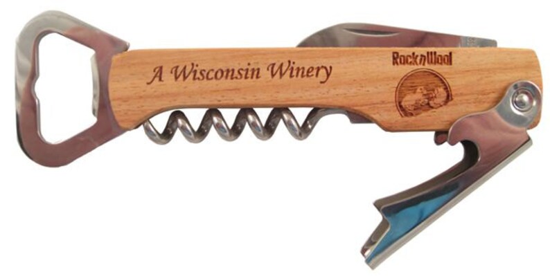 K&ouml;nnte beinhalten: Ein Flaschen&ouml;ffner aus Holz mit Korkenzieher, Flaschen&ouml;ffner und Folien-Schneider. Der Griff ist mit "A Wisconsin Winery" und "Rock n' Wool" graviert.