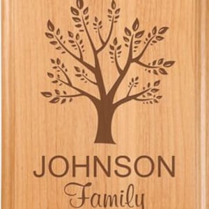 Può includere: Una targa in legno con un disegno di albero marrone e il testo "JOHNSON Family" inciso su di essa.