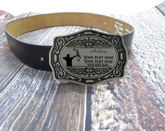 Puede incluir: Una hebilla de cinturón plateada con un diseño ornamentado que presenta una silueta de arquero. La hebilla tiene la palabra "Archery" y el texto "Your text here" repetido cuatro veces.