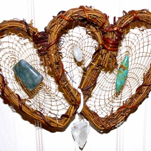 Atrapasueños personalizado de corazones gemelos entrelazados con tejido de relación, cristales y tótems con opciones veganas