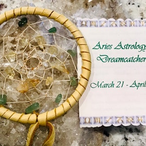 K&ouml;nnte beinhalten: Aries-Astrologie-Traumf&auml;nger mit hellbraun gewebtem Rahmen, gef&uuml;llt mit einem Netz aus Schnur und Edelsteinen. Der Traumf&auml;nger ist mit gr&uuml;nen und gelben Steinen verziert. Eine wei&szlig;e Karte mit gr&uuml;nem Text lautet "Aries Astrology Dreamcatcher, March 21 - April 19."