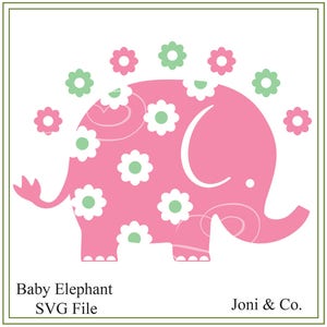 Puede incluir: Un elefante rosa para bebé con flores blancas y verdes, un contorno blanco y el texto "Baby Elephant SVG File" y "Joni & Co."