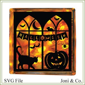 Op de afbeelding: Een zwart silhouet van een kat, een pompoen en vleermuizen voor een raam met een banner waarop "HALLOWEEN" staat. Het raam is verlicht met oranje en gele lichten.