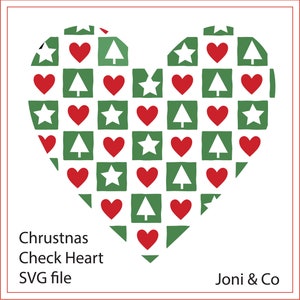Könnte beinhalten: Ein rot-grünes herzförmiges Design mit einem Schachbrettmuster aus Sternen, Herzen und Weihnachtsbäumen. Der Text "Christmas Check Heart SVG file" und "Joni & Co" befindet sich unter dem Design.