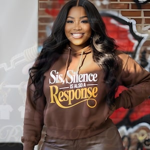 Op de afbeelding: Een set van drie keramische mokken met een gespikkelde, matte afwerking. De mokken zijn in crème, lichtgrijs en donkergrijs. Elke mok heeft een eenvoudig, minimalistisch ontwerp, perfect voor koffie of thee.