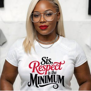 Puede incluir: Una taza de cerámica blanca con un asa negra y el texto "But First, Coffee" en un estilo manuscrito. La taza está sobre una superficie blanca. La taza mide aproximadamente 10 cm de alto.