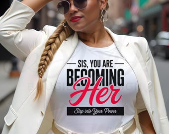 Sis Becoming Her PNG, Step Into Your Power Shirt Design, Cita sobre el crecimiento femenino