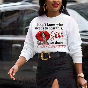 Puede incluir: Un juego de tres tazas de cerámica con un acabado mate moteado. Las tazas son de color crema, gris claro y gris oscuro. Cada taza tiene un diseño simple y minimalista y un asa redondeada.