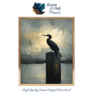 Peut inclure: Une impression d'art encadrée représentant un cormoran noir perché sur un poteau en bois dans l'eau. L'œuvre d'art a une palette de couleurs sourdes avec un ciel nuageux. Le texte "Ocean & Oak Prints" et "High Quality Instant Digital Download" sont visibles.