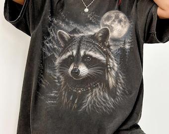 Waschbär Geist Shirt, Waschbär T-Shirt, Mond Wald Grafik T Shirt, Boho Wildtiere Retro Stil, mystische Waldkunst, Tierliebhaber Geschenk