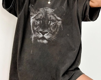 Löwin Shirt, Retro Wildkatze T-Shirt, Katzen Liebhaber Geschenk, Safari Tier T-Shirt, Vintage Raubkatze Grafik Shirt, Tierliebhaber Geschenk