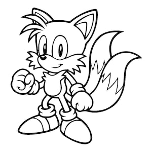 Può includere: Illustrazione in bianco e nero di Tails, un personaggio dei cartoni animati a forma di volpe. La volpe ha due code, un muso bianco e occhi blu. Indossa guanti e scarpe bianche. Il personaggio è in posa eretta con un pugno chiuso.