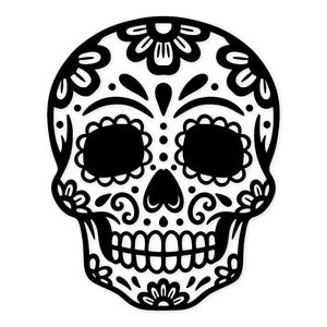 Könnte beinhalten: Ein schwarz-weißes Zuckerschädel-Design, ein Symbol für Día de los Muertos. Der Schädel weist komplizierte Blumen- und Wirbelmuster auf, mit großen schwarzen Augenhöhlen und einem detaillierten Kiefer. Das Design ist symmetrisch und auf einem weißen Hintergrund zentriert.