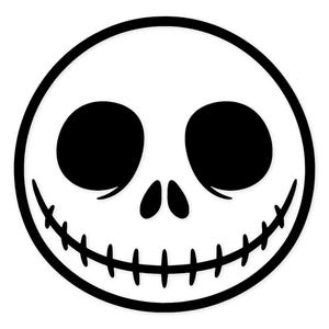 Puede incluir: Ilustración en blanco y negro de una cara circular con ojos negros grandes, una nariz pequeña y una sonrisa cosida. La cara está rodeada por un grueso contorno negro, creando un diseño simple pero reconocible.