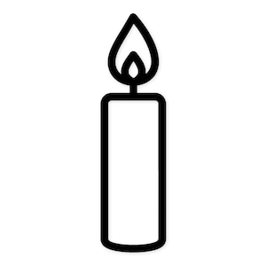 Puede incluir: Un dibujo lineal en blanco y negro de una vela encendida. La vela tiene un cuerpo rectangular y una llama en la parte superior. La llama tiene forma de lágrima estilizada.