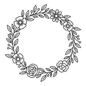 Può includere: Un design di ghirlanda floreale in bianco e nero. La ghirlanda circolare è composta da vari fiori, foglie e bacche. Lo stile lineare è semplice ed elegante, adatto per inviti, biglietti o altri scopi decorativi.