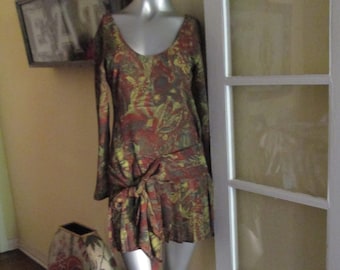 Minivestido BCBG vintage de los años 90 con falda plisada, bonito y elegante.