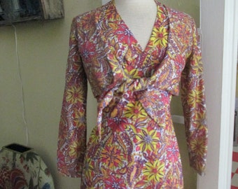 Vestido vintage de los años 60 con cuello halter y estampado paisley metalizado XS y chaqueta