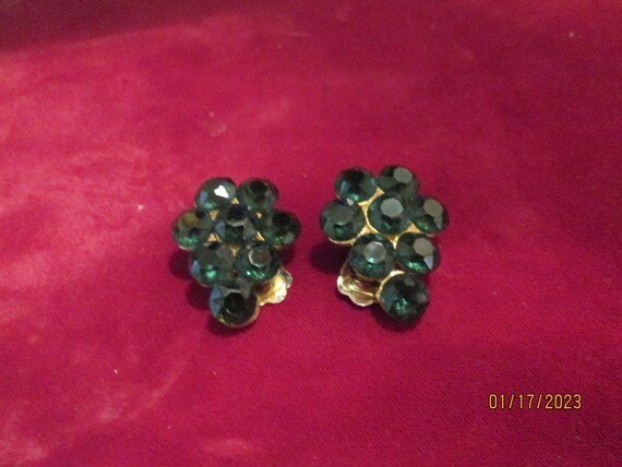1950s Green Gorgeous Earrings Grapes Style Clips - image 3