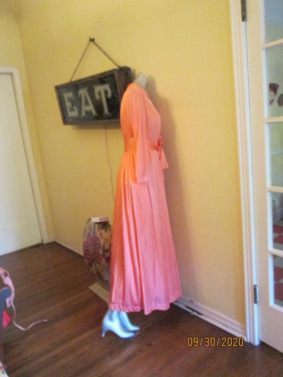 Vintage 1960s Robe Peach Long Vassarette M - image 6