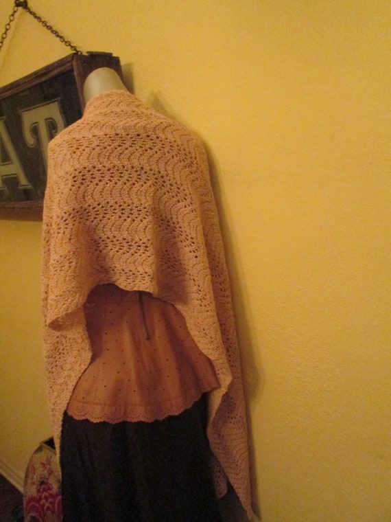 1970s Vintage Hand Knit Shawl Pink Gold Flecks So… - image 5