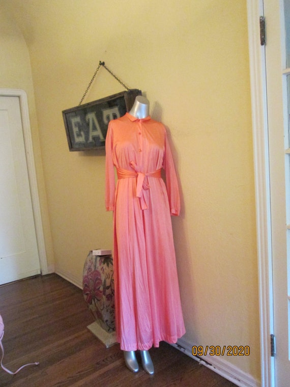 Vintage 1960s Robe Peach Long Vassarette M