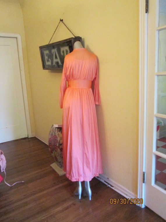 Vintage 1960s Robe Peach Long Vassarette M - image 5