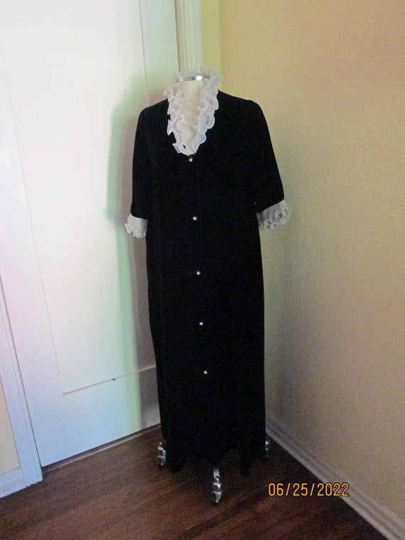 60s Large Hostess Gown Velvet Maxi Robe Black