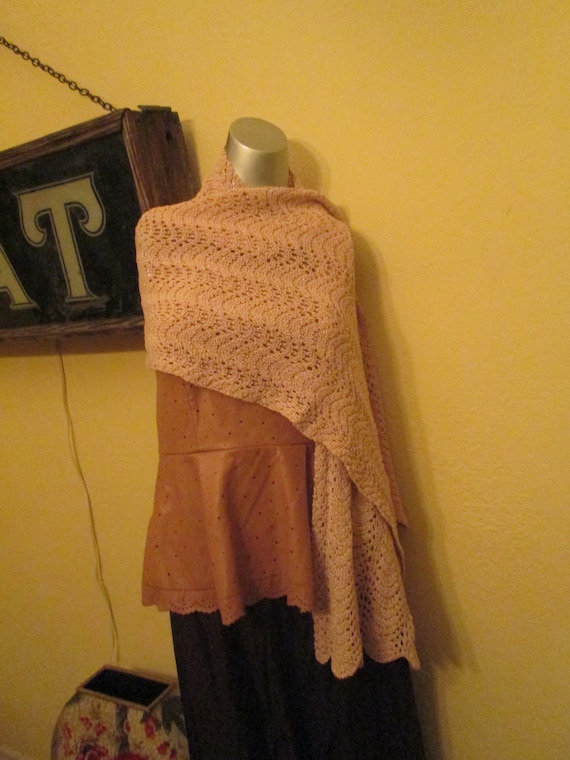 1970s Vintage Hand Knit Shawl Pink Gold Flecks So… - image 4