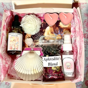 Peut inclure: Coffret cadeau rempli d'articles spirituels. Il comprend une bouteille d'huile de sort, une bougie en forme de rose blanche, un cristal en forme de cœur, un coquillage, un sachet de mélange Aphrodite, deux bougies en forme de cœur et un flacon pulvérisateur.