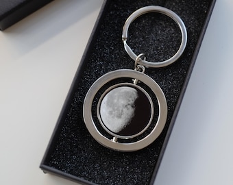 Llavero personalizado de fase lunar, llavero personalizado de luna menguante, llavero de luna por fecha de San Valentín, regalo de aniversario para pareja